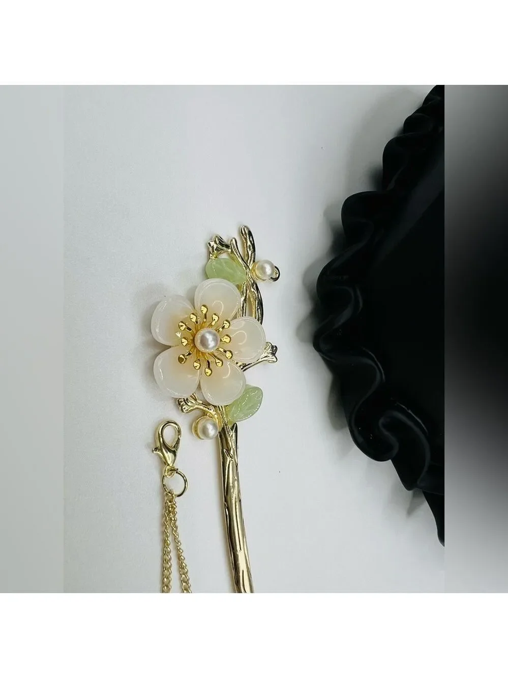 Elegant Gold and White Floral Hairpin with Pearl Accents